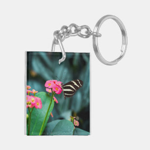 Porte-clés Beau papillon sur une fleur rose