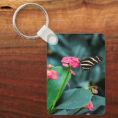 Porte-clés Beau papillon sur une fleur rose (Recto)