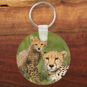 Porte-clés Bébé guépard et parent dans l'herbe (Recto)