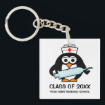 Porte-clés Belle école de sciences infirmières de 2025<br><div class="desc">Jolie classe de fin d'études de sciences infirmières de 2025 Porte - clé. Drôle dessin d'infirmière de pingouin tenant une grande seringue. Cadeaux en vrac pour les étudiants diplômés,  infirmière autorisée,  soignants et autres.</div>
