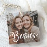 Porte-clés Besoins meilleurs amis personnalisation noms photo<br><div class="desc">Porte - clé avec votre photo personnalisée et le texte "Besties" avec des noms personnalisés ci-dessous.</div>