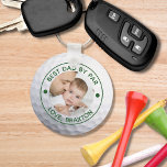 Porte-clés BEST DAD BY PAR PAR Photo Golf Ball Personnalisé<br><div class="desc">Créez un porte - clé photo unique et personnalisé pour le père golfeur avec l'éditable jeu de golf en disant BEST DAD BY PAR ou votre titre et votre texte personnalisé dans votre choix de couleurs (en vert) sur une image de balle de golf. L'échantillon est affiché sur un porte...</div>