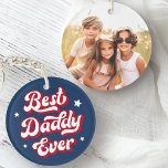 Porte-clés Best daddy ever papa fête des pères photo bleu rou<br><div class="desc">Porte - clé avec le texte "Best daddy ever" dans une police rétro entourée d'étoiles blanches. Sur le dos est un modèle photo personnalisable. Les couleurs par défaut sont le rouge,  le bleu et le blanc,  mais toutes les couleurs peuvent être customisées dans l'outil de conception.</div>