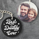 Porte-clés Best daddy ever papa photo de fête des pères noir<br><div class="desc">Porte - clé avec le texte "Best daddy ever" dans une police rétro entourée d'étoiles blanches. Sur le dos est un modèle photo personnalisable. Les couleurs par défaut sont le noir et le blanc,  mais toutes les couleurs peuvent être customisées dans l'outil de conception.</div>