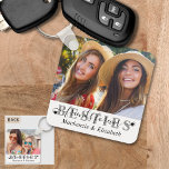 Porte-clés BESTIES Modernes Amis Pour toujours Chic Script 2<br><div class="desc">Créez un porte - clé photo de keepsaké pour votre meilleur ami avec 1 ou 2 photos et le titre BESTIES avec les mots FRIENDS FOREVER dans une typographie manuscrite moderne accentuée de coeurs comme une superposition en noir et gris contre un arrière - plan blanc modifiable et personnalisée avec...</div>
