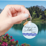 Porte-clés Bienvenue à Our Lake House Rental Property Vacance<br><div class="desc">Ce design a été créé par art numérique et peut être personnalisé dans la zone fournie par le changement de la photo et/ou du texte. Vous pouvez également le customiser en choisissant l'option cliquer pour customiser une autre option et supprimer ou modifier la couleur de l'arrière - plan, ajouter du...</div>