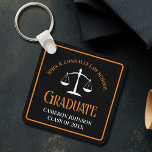 Porte-clés Black Orange Law School Keepsaké<br><div class="desc">Ce porte - clé moderne de fin d'études de droit coutumier noir et orange présente une typographie de classe pour une classe de 2024 diplômés. Customisez avec votre année de graduation sous les échelles blanches de justice pour un grand avocat ou un don d'avocat personnalisé.</div>