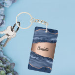Porte-clés Bleu agate marbre rose or nom script<br><div class="desc">Une agate en or bleu foncé et rose,  gravure en pierre de marbre comme arrière - plan Personnalisez et ajoutez votre nom. Le nom est écrit avec un script de style moderne écrit à la main.</div>