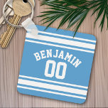 Porte-clés Blue and White Jersey Stripes Custom<br><div class="desc">Si vous êtes propriétaire d'une équipe de football d'Imaginaire,  fabriquez vos propres produits et montrez-les à vos amis ! Ou - Jouez-vous au football du lycée et voulez un memento? Ce design sportif est parfait pour tout athlète jouant au football ou au baseball.</div>