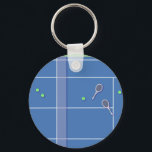 Porte-clés Blue Tennis Court Joueur de tennis moderne<br><div class="desc">Conception classique personnalisée de court de tennis en bleu avec des raquettes de tennis classiques, chic, preppy & élégantes et des balles de tennis vertes. Un cadeau simple et minimaliste pour votre entraîneur de tennis ou votre équipe de tennis. Cadeau personnalisé pour un joueur de tennis. Illustration du terrain de...</div>