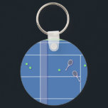 Porte-clés Blue Tennis Court Joueur de tennis moderne<br><div class="desc">Conception classique personnalisée de court de tennis en bleu avec des raquettes de tennis classiques, chic, preppy & élégantes et des balles de tennis vertes. Un cadeau simple et minimaliste pour votre entraîneur de tennis ou votre équipe de tennis. Cadeau personnalisé pour un joueur de tennis. Illustration du terrain de...</div>