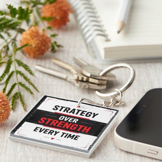 Porte-clés Bold "Strategy Over Strength Every Time" Graphic w (Devant Droit)