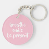 Porte-clés Breathe Smile Be Present Pink Affirmation Citation (Dos)
