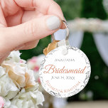 Porte-clés Bridesmaid Coral & Silver Lace White Mariage Cadea<br><div class="desc">Ces porte - clés sont conçus pour donner comme faveurs aux serveuses d'honneur à votre mariage. Elles présentent un design sobre mais élégant avec un arrière - plan blanc, une terre cuite ou du corail orange et gris, et une bordure en dentelle florale en faux feuille d'argent. Il y a...</div>