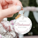 Porte-clés Bridesmaid Élégant mariage cadeau Dusty Rose<br><div class="desc">Ces porte - clés sont conçus pour donner comme faveurs aux serveuses d'honneur à votre mariage. Elles présentent un design simple mais élégant avec un arrière - plan blanc, un rose ou un texte rose et gris poussiéreux, ainsi qu'une bordure florale en faux feuille d'argent. Une façon parfaite de remercier...</div>