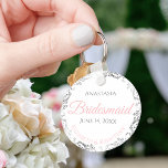 Porte-clés Bridesmaid Porte - clé Mariage cadeau rose et gris<br><div class="desc">Ces porte - clés sont conçus pour donner comme faveurs aux serveuses d'honneur à votre mariage. Conçues pour s'harmoniser avec notre suite de mariage rose et gris élégant, elles présentent un design simple mais élégant avec un arrière - plan blanc, du texte rose et gris et une bordure florale en...</div>