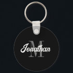 Porte-clés Brochure rétro Script noir gris blanc Monogramme<br><div class="desc">Ce porte - clé personnalisé présente son nom dans un script de brosse rétro blanc d'inspiration vintage sur son initiale monogramme en police serif grise sur un arrière - plan noir. Un design simple mais distinctif qui fait un grand cadeau pour un homme ou une femme.</div>
