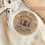 Porte-clés Cabine Rustic Wood Nom de famille Personnalisé<br><div class="desc">Le bois rustique et les arbres forestiers sont personnalisés avec votre NOM et votre CABINE FAMILIAL,  y compris la date de l'année établie ou autre texte. Contactez le concepteur via Zazzle Conversation ou makeitaboutyoustore@gmail.com si vous souhaitez modifier un design ou un autre produit.</div>