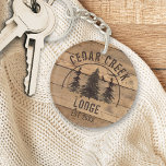 Porte-clés Cabine Rustic Wood Nom de famille Personnalisé<br><div class="desc">Bois rustique et arbres forestiers design pittoresque personnalisé avec votre texte personnalisé. Idéal pour les cabines de famille ou de location de lodge et les propriétés de retraite nature. Contactez le concepteur via Zazzle Conversation ou makeitaboutyoustore@gmail.com si vous souhaitez modifier un design ou un autre produit.</div>