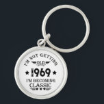 Porte-clés Cadeau d'anniversaire vintage personnalisé<br><div class="desc">Vous pouvez ajouter un peu d'originalité à votre collection de placards avec ce design graphique d'anniversaire classique vintage avec une police de typographie impressionnante, est une excellente idée cadeau pour les hommes, femmes, maris, femme petite amie, et un petit ami qui aimeront cette oeuvre unique. Le meilleur cadeau de vacances...</div>