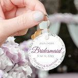 Porte-clés Cadeau Mariage Bridesmaid Cassis Purple & Grey Lac<br><div class="desc">Ces porte - clés sont conçus pour donner comme faveurs aux serveuses d'honneur à votre mariage. Elles présentent un design simple mais élégant avec un arrière - plan blanc, du magenta ou du cassis, un texte violet et gris, et une bordure florale en faux feuille d'argent. Une façon parfaite de...</div>