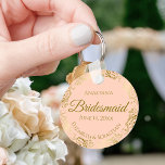 Porte-clés Cadeau Mariage de Bridesmaid sur Coral Peach<br><div class="desc">Ces porte - clés sont conçus pour donner comme faveurs aux serveuses d'honneur à votre mariage. Elles présentent un design simple mais élégant avec une pêche au corail pâle ou un arrière - plan de couleur orange clair, des lettres en or et une bordure florale en faux feuille doré en...</div>