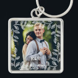 Porte-clés Cadre Feuille délicat Monogramme photo<br><div class="desc">Belle photo personnalisée design parfait pour la journée de la mère,  comme un cadeau mariage ou anniversaire,  cadeau de remise de diplômes,  etc.</div>