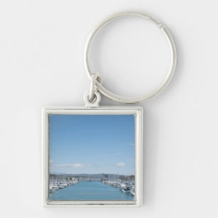 Porte-clés canal dans le port un jour ensoleillé avec le cie