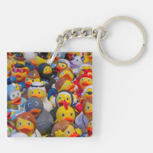 Porte-clés Canards en plastique jaune habillés