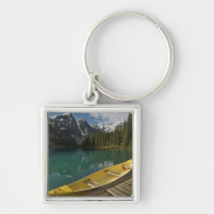 Porte-clés Canot garé à un quai le long du lac Moraine, Banff