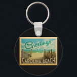 Porte-clés Carolina Beach Vintage voyage<br><div class="desc">Ce design de carte postale vintage de Salutations From Carolina Beach dispose d'une plage de sable avec une belle eau turquoise de l'océan et au-dessus de la mer,  un ciel bleu avec des nuages blancs lustrés. Dans un style de voyage vintage.</div>