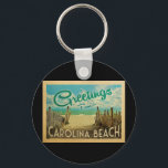 Porte-clés Carolina Beach Vintage voyage<br><div class="desc">Ce design de carte postale vintage de Salutations From Carolina Beach dispose d'une plage de sable avec une belle eau turquoise de l'océan et au-dessus de la mer,  un ciel bleu avec des nuages blancs lustrés. Dans un style de voyage vintage.</div>