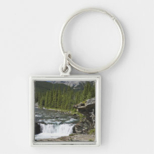 Porte-clés Cascades avec le rebord de roche et une montagne