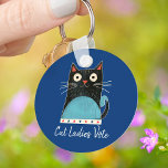 Porte-clés Cat Ladies Vote Script Rustic Cute Bold Election<br><div class="desc">"Les femmes de chat votent". Soyez fiers et partagez votre soutien à Kamala Harris avec ce porte - clé mignon, amusant, graphique et patriotique. Une jolie illustration de chat rustique en noir, rouge, blanc et turquoise, bleu et blanc manuscrite typographie recouvre un arrière - plan bleu marine. Choisissez des tailles...</div>