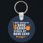 Porte-clés Ce Qui Se Passe Au Camp De Musique Reste Amusant A<br><div class="desc">Conception amusante de fanfare pour ceux qui jouent du saxophone, de la trompette ou du tambour dans un groupe, un orchestre ou une représentation musicale. Cool vintage de musique de bande rétro marchandises pour groupe geek, groupe nerd ou camp de bande. Parfait pour la répétition de groupe de marche et...</div>