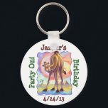 Porte-clés Centre de la fête des chameaux<br><div class="desc">Animal Parade Cute Camel Personnalisé Anniversaire Invitations, Cartes, Cadeaux, Fête Favors et bien plus encore sont pour le côté amusant de vous avec notre dromadaire se tenant dans un désert avec un ciel tourbillon coloré et des pyramides au loin et une bordure ondulée violet ludique. Peint par Traci Van Wagoner,...</div>