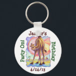 Porte-clés Centre de la fête des chameaux<br><div class="desc">Animal Parade Cute Camel Personnalisé Anniversaire Invitations, Cartes, Cadeaux, Fête Favors et bien plus encore sont pour le côté amusant de vous avec notre dromadaire se tenant dans un désert avec un ciel tourbillon coloré et des pyramides au loin et une bordure ondulée violet ludique. Peint par Traci Van Wagoner,...</div>