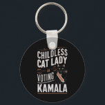 Porte-clés Cette dame aux chats sans enfants vote Kamala<br><div class="desc">Cette dame aux chats sans enfants vote Kamala</div>