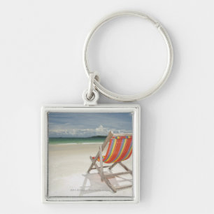 Porte-clés Chaise de plate-forme sur le sable blanc de la