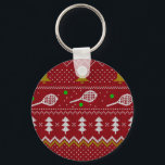 Porte-clés Chandail de Noël de Tennis Motif tricoté Rouge Noë<br><div class="desc">Design d'illustration des journées et nuits d'hiver chaudes et douillettes, avec un pull de Noël drôle et tricoté classique avec raquettes de tennis et balles de tennis vertes, cloches de jingle, sapins et flocons de neige. Un motif minimaliste en chandail Xmas design festif en bleu clair et blanc pour les...</div>