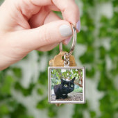 Porte-clés chat alerté se cachant sous le buisson (main)