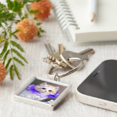 Porte-clés Chat blanc avec collier de fleurs violettes (Côté)