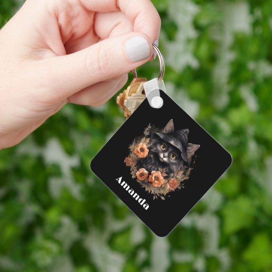 Porte-clés Chat noir mignon dans le Casquette d'une sorcière (main)