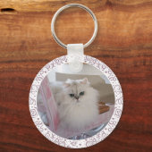 Porte-clés Chat Persan blanc sur une chaise rose (Recto)