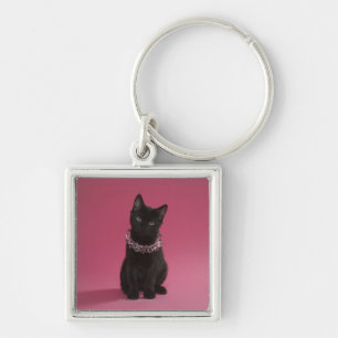 Porte-clés Chaton noir portant le collier orné de bijoux