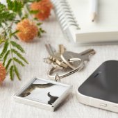 Porte-clés Chaton regardant la queue de sa mère (Côté)