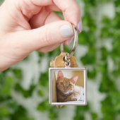 Porte-clés Chaton se trouvant sur le divan (main)