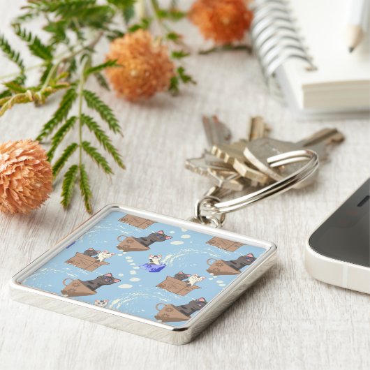 Porte-clés Chats en boîte et gouttes de lait sur bleu (Côté)