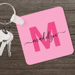 Porte-clés Chaud rose Fille Nom de script Monogramme<br><div class="desc">Créez votre propre Porte - clé de Carré de Monogramme moderne et personnalisé, noir et rose. Ce porte - clé carré élégant apporte une touche moderne et personnalisée à votre essentiel quotidien. Le design comporte un monogramme rose chaud audacieux, centré sur un arrière - plan noir solide, avec votre nom...</div>