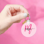 Porte-clés Chaud rose moderne Script Girl Monogramme Nom<br><div class="desc">Gardez vos clés dans le style avec notre Hot Pink Modern Script Girly Monogram Nom Porte - clé! Doté d'un design rose vif, ce porte - clé est personnalisé avec votre nom dans un script moderne chic pour une touche personnalisée et tendance. Parfait pour ajouter un peu de flair à...</div>